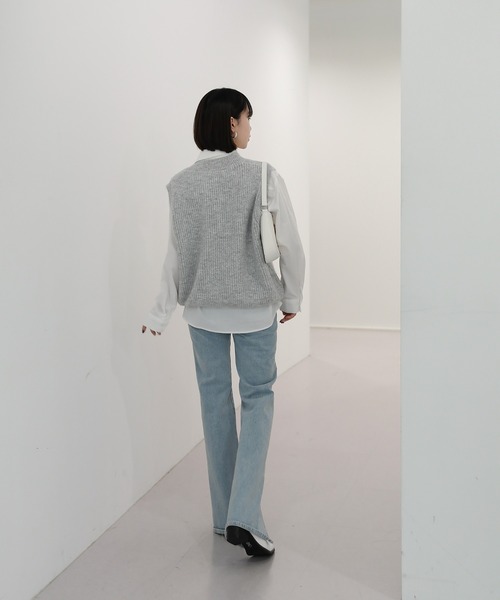 by muni:r（バイ ムニール）の「ベーシック オーバーフィット Vネック リブベスト（ベスト・レディース・ベージュ/ブラウン/グレー/ブルー・FREE）」の10枚目の写真