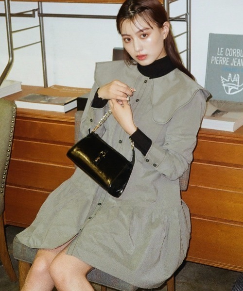 REDYAZEL（レディアゼル）の「ビッグカラー配色ステッチミニワンピース（ワンピース・レディース・オフホワイト/カーキ/ブラック・SMALL/MEDIUM）」の3枚目の写真