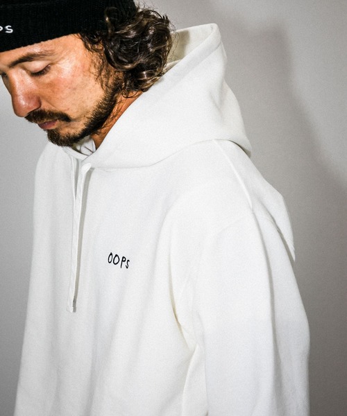 URBAN RESEARCH Sonny Label（アーバンリサーチサニーレーベル）の「OOPS　ピグメントライトウェイトパーカー（パーカー・メンズ・チャコールグレー/レッド/オフホワイト・MEDIUM/LARGE）」の2枚目の写真