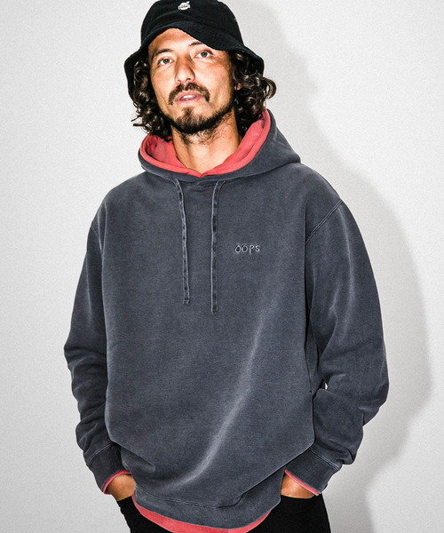 URBAN RESEARCH Sonny Label（アーバンリサーチサニーレーベル）の「OOPS　ピグメントライトウェイトパーカー（パーカー・メンズ・チャコールグレー/レッド/オフホワイト・MEDIUM/LARGE）」の3枚目の写真