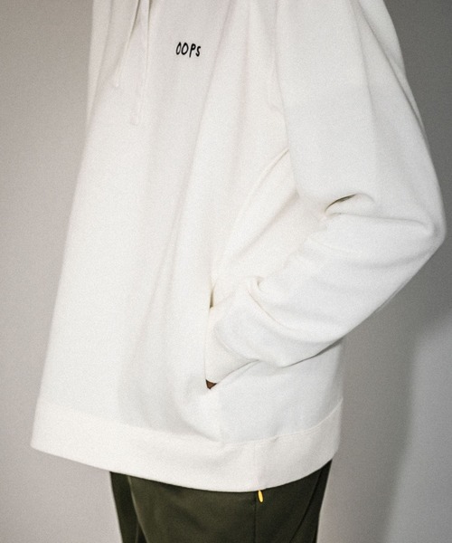 URBAN RESEARCH Sonny Label（アーバンリサーチサニーレーベル）の「OOPS　ピグメントライトウェイトパーカー（パーカー・メンズ・チャコールグレー/レッド/オフホワイト・MEDIUM/LARGE）」の6枚目の写真