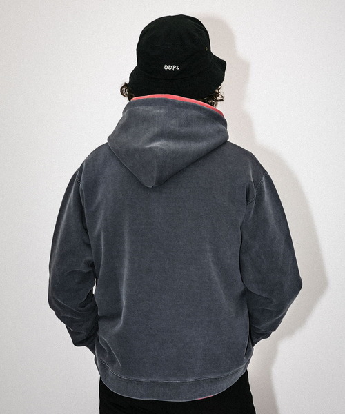 URBAN RESEARCH Sonny Label（アーバンリサーチサニーレーベル）の「OOPS　ピグメントライトウェイトパーカー（パーカー・メンズ・チャコールグレー/レッド/オフホワイト・MEDIUM/LARGE）」の17枚目の写真