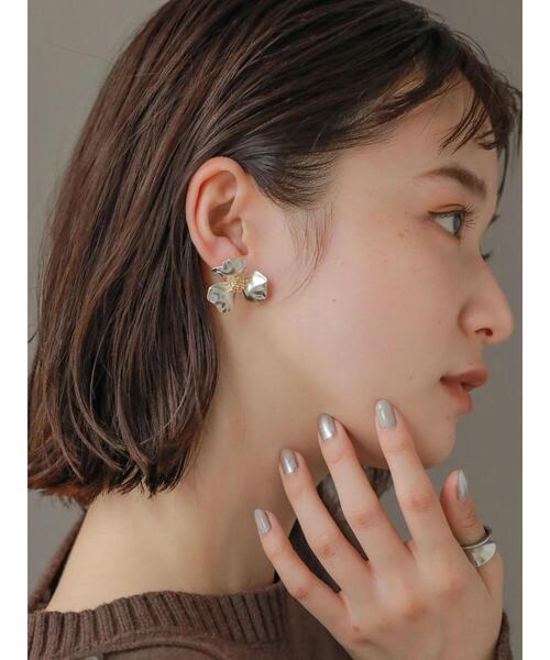 AMERICAN HOLIC（アメリカンホリック）の「フラワーメタルピアス（ピアス（両耳用）・レディース・シルバー/ゴールド・FREE）」の5枚目の写真