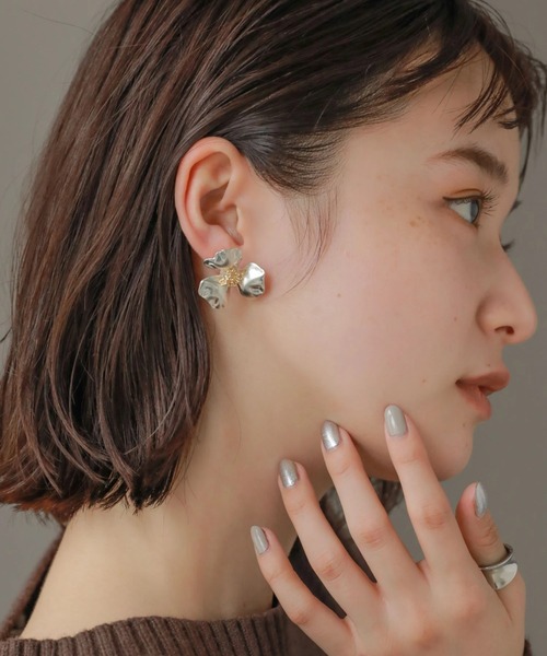 AMERICAN HOLIC（アメリカンホリック）の「フラワーメタルピアス（ピアス（両耳用）・レディース・シルバー/ゴールド・FREE）」の2枚目の写真