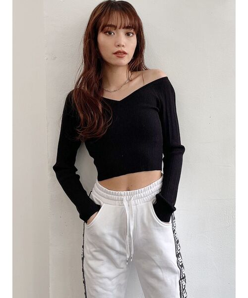 GYDA（ジェイダ）の「Vネックオフショルリブニット トップス（ニット/セーター・レディース・オフホワイト/ブラック・FREE）」の2枚目の写真