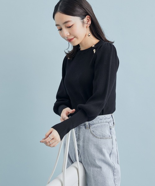 VIS（ビス）の「袖コンシャスきらっとメタル釦リブプルオーバー（ニット/セーター・レディース・ブラック/ライトグリーン/ラベンダー/キナリ・S/M）」の5枚目の写真