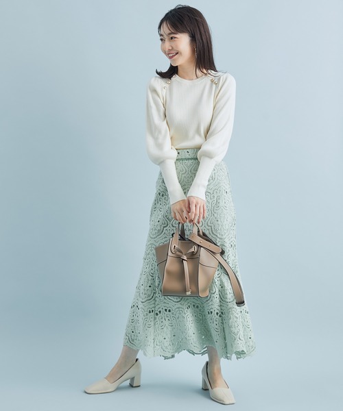 VIS（ビス）の「袖コンシャスきらっとメタル釦リブプルオーバー（ニット/セーター・レディース・ブラック/ライトグリーン/ラベンダー/キナリ・S/M）」の12枚目の写真