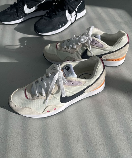 NIKE(ナイキ)の「NIKE ベンチャーランナー(スニーカー・レディース・ブラック/ベージュ系その他・24/24.5/23.5)」の2枚目の写真