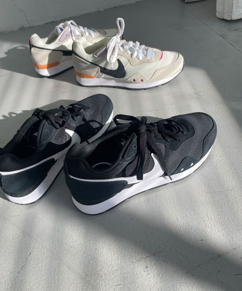 NIKE(ナイキ)の「NIKE ベンチャーランナー(スニーカー・レディース・ブラック/ベージュ系その他・24/24.5/23.5)」の1枚目の写真