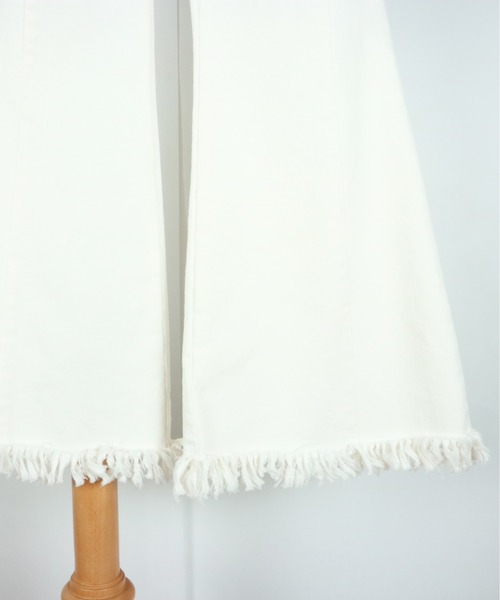 AULA AILA（アウラアイラ）の「フリンジデニムパンツ（デニムパンツ・レディース・ホワイト/インディゴブルー/ブルー・1/0）」の14枚目の写真