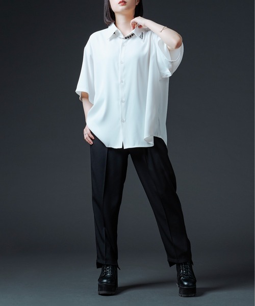 Ellno Loset（エルノロゼット）の「シシュウロゴレギュラーシャツ（シャツ/ブラウス・メンズ・ブラック/オフホワイト・MEDIUM/LARGE）」の3枚目の写真