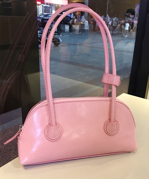 by muni:r（バイ ムニール）の「ソフトバゲットショルダーバッグ（ショルダーバッグ・レディース・ブラック/ブルー/グリーン/アイボリー/ライトパープル/ライトピンク/スモークピンク・ONE SIZE）」の7枚目の写真