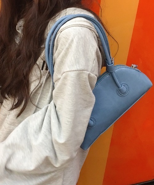 by muni:r（バイ ムニール）の「ソフトバゲットショルダーバッグ（ショルダーバッグ・レディース・ブラック/ブルー/グリーン/アイボリー/ライトパープル/ライトピンク/スモークピンク・ONE SIZE）」の5枚目の写真