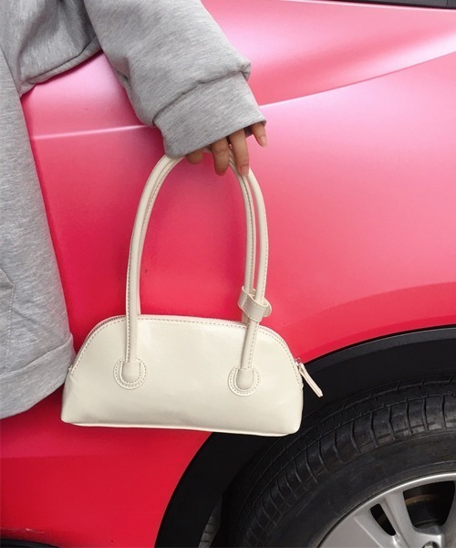 by muni:r（バイ ムニール）の「ソフトバゲットショルダーバッグ（ショルダーバッグ・レディース・ブラック/ブルー/グリーン/アイボリー/ライトパープル/ライトピンク/スモークピンク・ONE SIZE）」の2枚目の写真