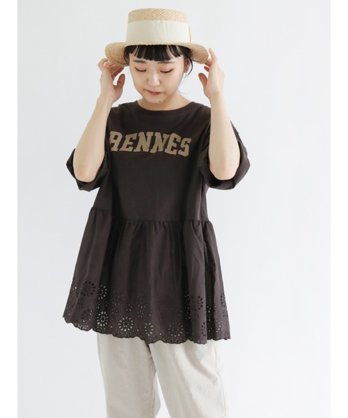 Samansa Mos2(サマンサ モスモス)の「裾スカラップロゴTシャツ(Tシャツ/カットソー・レディース・ベージュ/チャコール/オフホワイト・フリ-)」の3枚目の写真