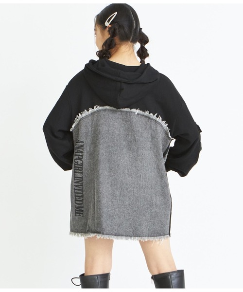 ANAP GiRL(アナップガール)の「デニム切替フーディーワンピース(ワンピース・キッズ・ブラック/ライトグレー・XS/M/S)」の5枚目の写真