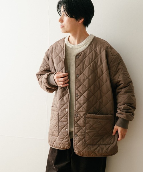 ITEMS URBANRESEARCH（アイテムズ アーバンリサーチ）の「中綿キルト ミッドレングス ノーカラージャケット（ダウンジャケット/コート・メンズ・カーキ/モカ/ブラック・MEDIUM/LARGE）」の10枚目の写真