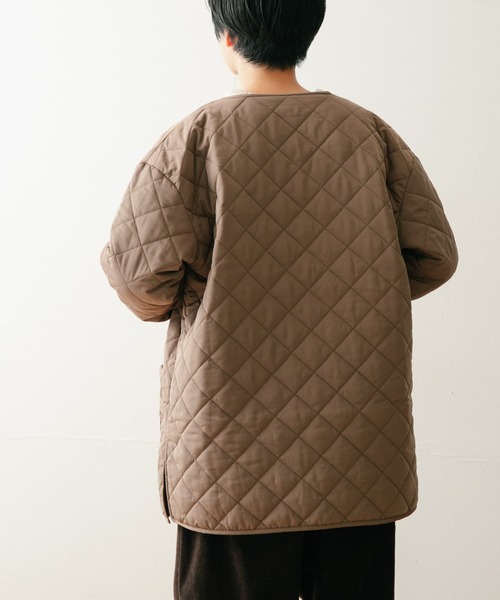 ITEMS URBANRESEARCH（アイテムズ アーバンリサーチ）の「中綿キルト ミッドレングス ノーカラージャケット（ダウンジャケット/コート・メンズ・カーキ/モカ/ブラック・MEDIUM/LARGE）」の11枚目の写真