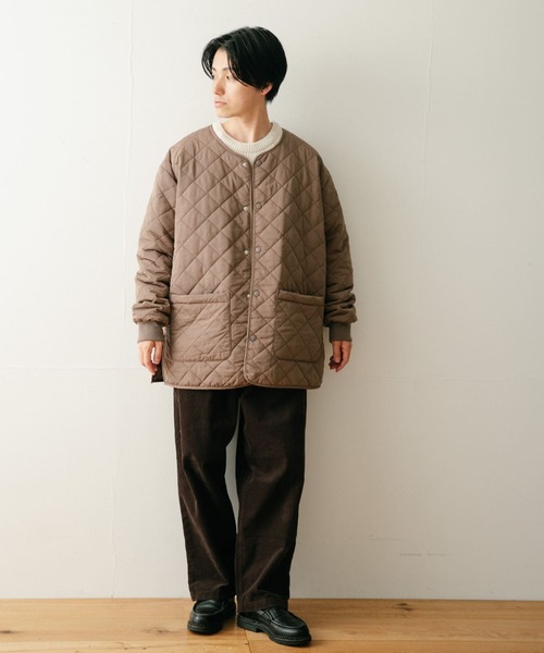 ITEMS URBANRESEARCH（アイテムズ アーバンリサーチ）の「中綿キルト ミッドレングス ノーカラージャケット（ダウンジャケット/コート・メンズ・カーキ/モカ/ブラック・MEDIUM/LARGE）」の12枚目の写真