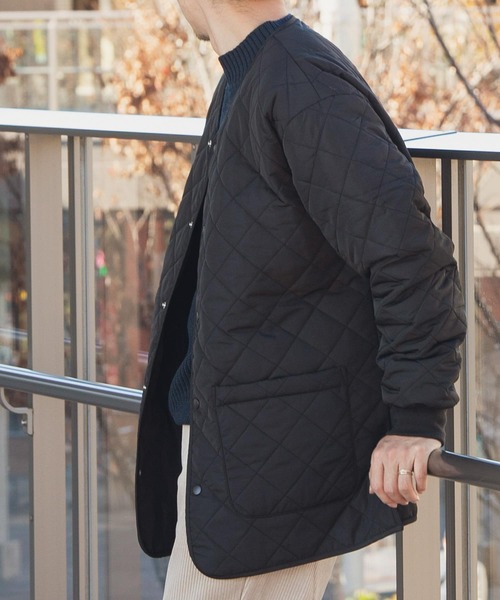 ITEMS URBANRESEARCH（アイテムズ アーバンリサーチ）の「中綿キルト ミッドレングス ノーカラージャケット（ダウンジャケット/コート・メンズ・カーキ/モカ/ブラック・MEDIUM/LARGE）」の13枚目の写真