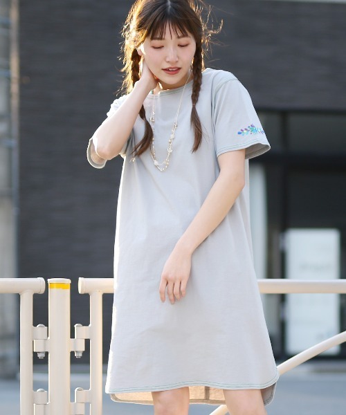 チチカカ（チチカカ）の「ワンポイントフロル刺繍Tシャツワンピース（ワンピース・レディース・ネイビー/グレー/アイボリー・FREE）」の2枚目の写真