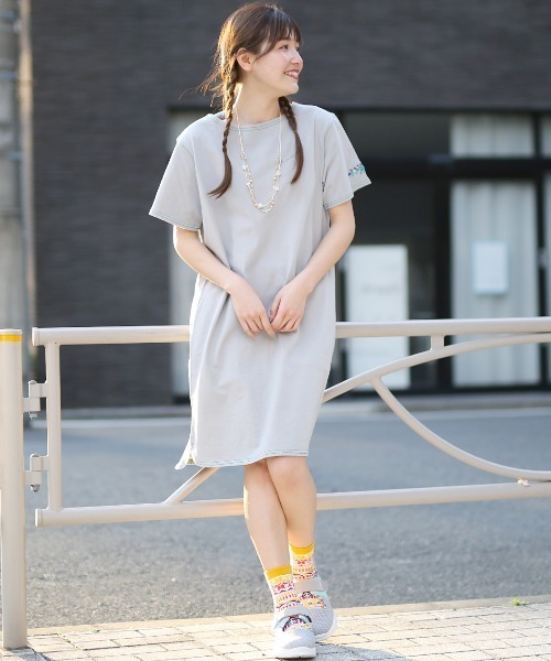 チチカカ（チチカカ）の「ワンポイントフロル刺繍Tシャツ