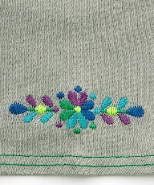 チチカカ（チチカカ）の「ワンポイントフロル刺繍Tシャツワンピース（ワンピース・レディース・ネイビー/グレー/アイボリー・FREE）」の18枚目の写真