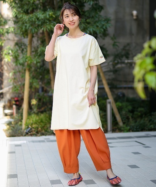 チチカカ（チチカカ）の「ワンポイントフロル刺繍Tシャツワンピース（ワンピース・レディース・ネイビー/グレー/アイボリー・FREE）」の5枚目の写真