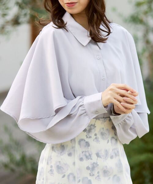 MAJESTIC LEGON（マジェスティックレゴン）の「肩あきケープブラウス（シャツ/ブラウス・レディース・アイボリー/ピンク/ライトグレー/ブラック・MEDIUM）」の3枚目の写真