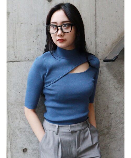 MURUA(ムルーア)の「変形ネックハーフニット(ニット/セーター・レディース・アイボリー/ブラック/ブルー・FREE)」の4枚目の写真