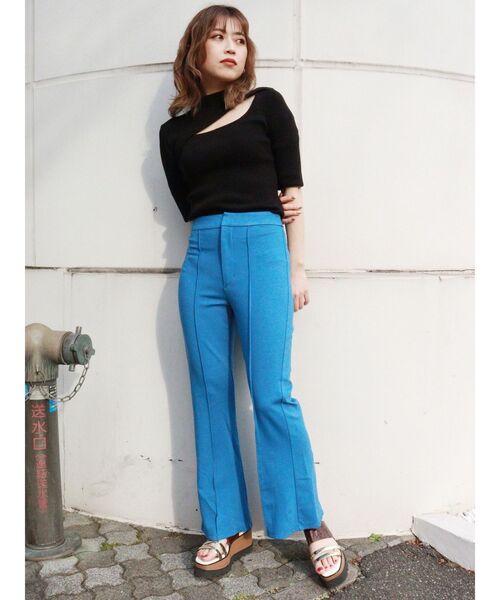 MURUA(ムルーア)の「変形ネックハーフニット(ニット/セーター・レディース・アイボリー/ブラック/ブルー・FREE)」の7枚目の写真