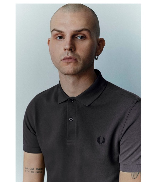 FRED PERRY（フレッドペリー）の「【待望のZOZO限定カラーが登場！】The Fred Perry Shirt - M6000／フレッドペリーポロシャツ（ポロシャツ・メンズ・ホワイト/ブラック/ネイビー/ダークベージュ/ミント/サックスブルー/カーキ/グレー/オフホワイト/ブラウン/グレイッシュブルー/グリーン/オリーブ/マルーン/ブルー/スミクロ/ヘザーグレー/ライトベージュ/エメラルド/コーラル/ネイビー系/ネイビー系2/ピンクベージュ/ライトブルー/グリーン系その他/ベビーピンク/アイボリー/グレー系その他/ネイビー系3/ブルー系その他/グリーン系その他2/グレー系その他2/グリーン系その他3/スモークピンク/グレー系その他3/レモンイエロー/ホワイト系その他/グレー系その他4/ブルー系その他2/ダークグリーン/ピンク/シアン/シャーベット/グリーン系その他4/ピンク系その他/ホワイト系その他2/ブルー系その他3/ブルー系その他4/グリーン系その他5/コーラルピンク/ネイビー系4/ブラウン系その他/ブルー系その他7/バイオレット/モスグリーン/イエロー/オートミール/ブルー系その他5/ブルー系その他6/ベージュ/グレー系その他5/ブルー系/ネイビー系5/グレー系その他6/グリーン系その他6/グリーン系その他7/ブラック系その他/レッド/オレンジ/イエロー系その他/ベージュ系その他/ダークグリーン系/ブルー系3/ライトオリーブ/ベージュ系/ホワイト系その他3/ピンク系その他2/ゴールド/ブルー系2/ネイビー系6/ブラック系その他2/グリーン系/ブラック系その他3/ダークグリーン系1/ブルー系4/ベージュ系その他3/ブルー系5/ベージュ系その他2/チャコールグレー/ブルー系7/ダークブルー/ダークグリーン系2/ロイヤルブルー/ダークネイビー/ベージュ系その他4/ブラック系その他4/セージグリーン・XL/L/M/S/XS）」の9枚目の写真