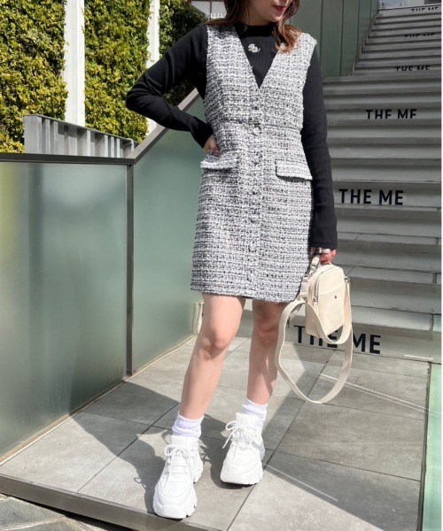 OLIVE des OLIVE（オリーブデオリーブ）の「【WEB限定カラー有】Vネックジャンスカ（ジャンパースカート・レディース・サックスブルー/ブラック/ホワイト/オフホワイト・FREE）」の22枚目の写真