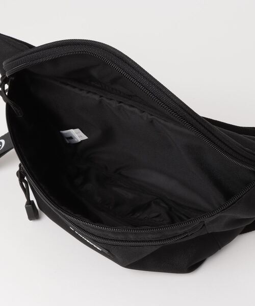 CONVERSE（コンバース）の「CONVERSE ラバーネーム　ロゴチャーム　ロゴプリント　ポリエステル　ウエストボディバッグ（ボディバッグ/ウエストポーチ・メンズ・ブラック×グリーン/ブラック×パープル/ブラック×ホワイト・FREE）」の8枚目の写真