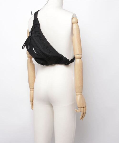 CONVERSE（コンバース）の「CONVERSE ラバーネーム　ロゴチャーム　ロゴプリント　ポリエステル　ウエストボディバッグ（ボディバッグ/ウエストポーチ・メンズ・ブラック×グリーン/ブラック×パープル/ブラック×ホワイト・FREE）」の4枚目の写真