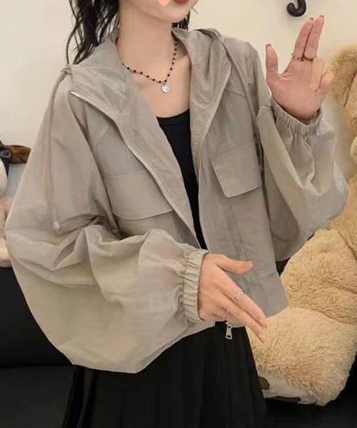 gossip!ロサンゼルス(ゴシップロサンゼルス)の「YUGA 日焼け止めUV ショートコート(パーカー・レディース・グレー/ホワイト・FREE)」の1枚目の写真