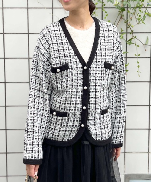 PICCIN PERLA(ピッチンペルラ)の「ウール混 パールボタン ニットジャケット(ノーカラージャケット・レディース・ブルー/オフホワイト/ブラック・M)」の4枚目の写真