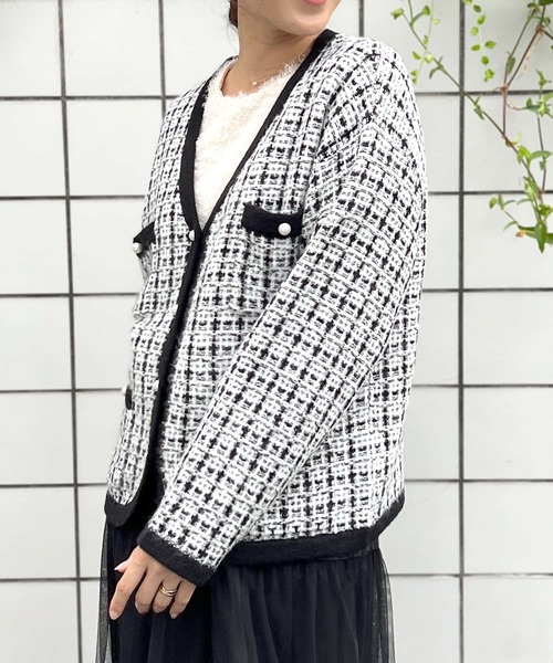 PICCIN PERLA(ピッチンペルラ)の「ウール混 パールボタン ニットジャケット(ノーカラージャケット・レディース・ブルー/オフホワイト/ブラック・M)」の5枚目の写真