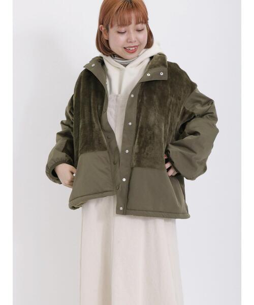 Samansa Mos2(サマンサ モスモス)の「フード取り外しボア切替ジャケット(ノーカラージャケット・レディース・ベージュ/オフホワイト/カーキ・F)」の4枚目の写真