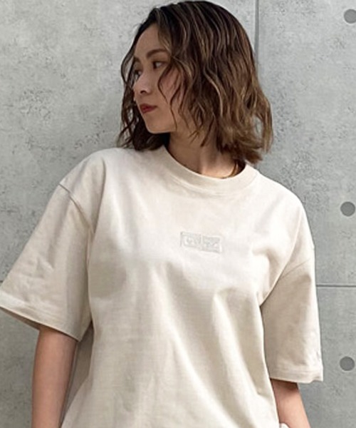 NEW ERA(ニューエラ)の「NEW ERA/ニューエラ オーバーサイズTシャツ 刺繍ロゴ 14121910/14121911/14121913(Tシャツ/カットソー・レディース・ブラック/ホワイト/ストーン・XL)」の3枚目の写真