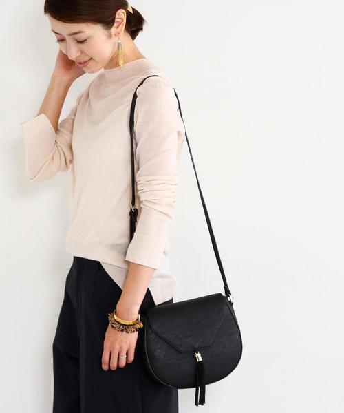 BEAUTY&YOUTH UNITED ARROWS（ビューティーアンドユースユナイテッドアローズ）の「BY∵ フラップタッセルショルダー◆（ショルダーバッグ・レディース・ブラック/ナチュラル/グレー/ダークブラウン・ﾌﾘ-）」の2枚目の写真