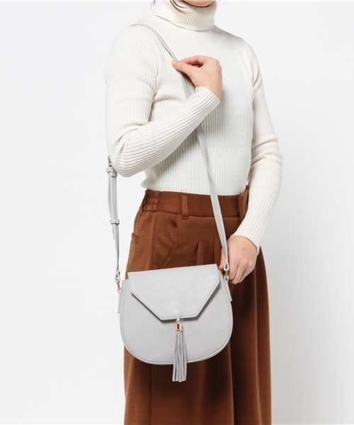 BEAUTY&YOUTH UNITED ARROWS（ビューティーアンドユースユナイテッドアローズ）の「BY∵ フラップタッセルショルダー◆（ショルダーバッグ・レディース・ブラック/ナチュラル/グレー/ダークブラウン・ﾌﾘ-）」の15枚目の写真