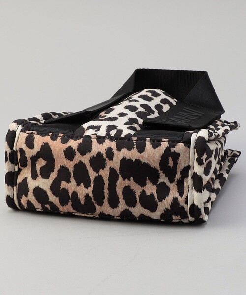 GANNI(ガニー)の「GANNI/ガニー RECYCLED TECH MINI TOTE PRINT / A5060_943 / レオパード ロゴミニトート(ショルダーバッグ・レディース・レオパード・ONE SIZE)」の4枚目の写真