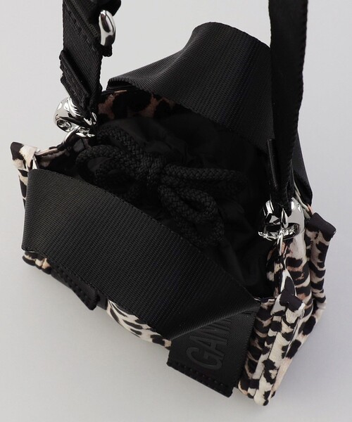 GANNI(ガニー)の「GANNI/ガニー RECYCLED TECH MINI TOTE PRINT / A5060_943 / レオパード ロゴミニトート(ショルダーバッグ・レディース・レオパード・ONE SIZE)」の8枚目の写真