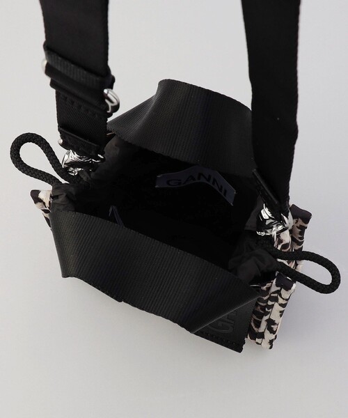 GANNI(ガニー)の「GANNI/ガニー RECYCLED TECH MINI TOTE PRINT / A5060_943 / レオパード ロゴミニトート(ショルダーバッグ・レディース・レオパード・ONE SIZE)」の9枚目の写真