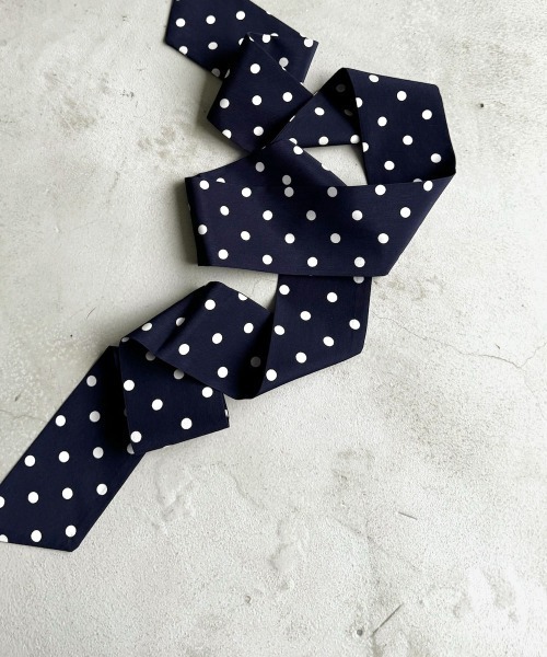 marjour(マージュール)の「DOT TWILLY(バンダナ/スカーフ・レディース・オフホワイト/ネイビー・FREE)」の3枚目の写真