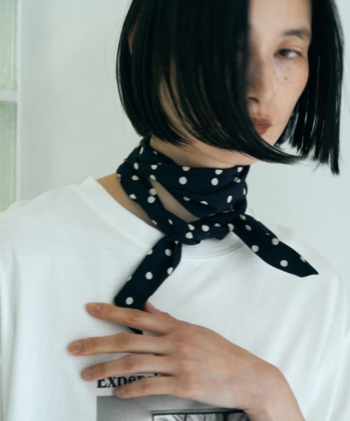 marjour(マージュール)の「DOT TWILLY(バンダナ/スカーフ・レディース・オフホワイト/ネイビー・FREE)」の5枚目の写真