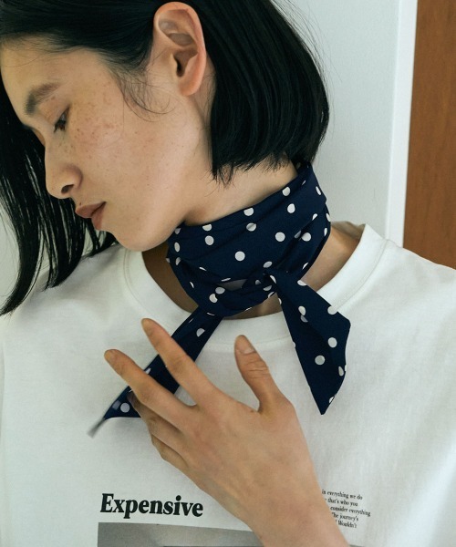 marjour(マージュール)の「DOT TWILLY(バンダナ/スカーフ・レディース・オフホワイト/ネイビー・FREE)」の8枚目の写真