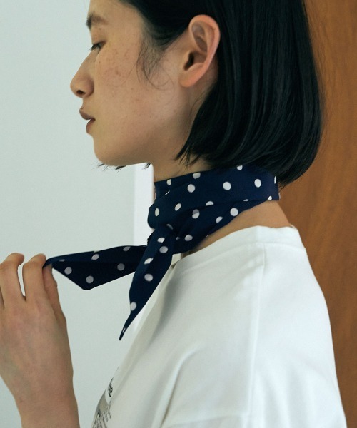 marjour(マージュール)の「DOT TWILLY(バンダナ/スカーフ・レディース・オフホワイト/ネイビー・FREE)」の9枚目の写真