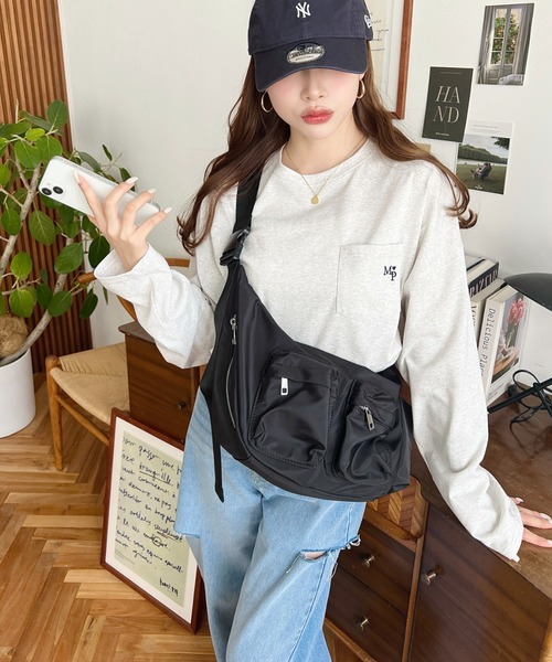 OMMO人気完売ボディバッグ⭐︎新品未使用 moment+（モーメントプラス）の「立体ポケットナイロンボディバッグ